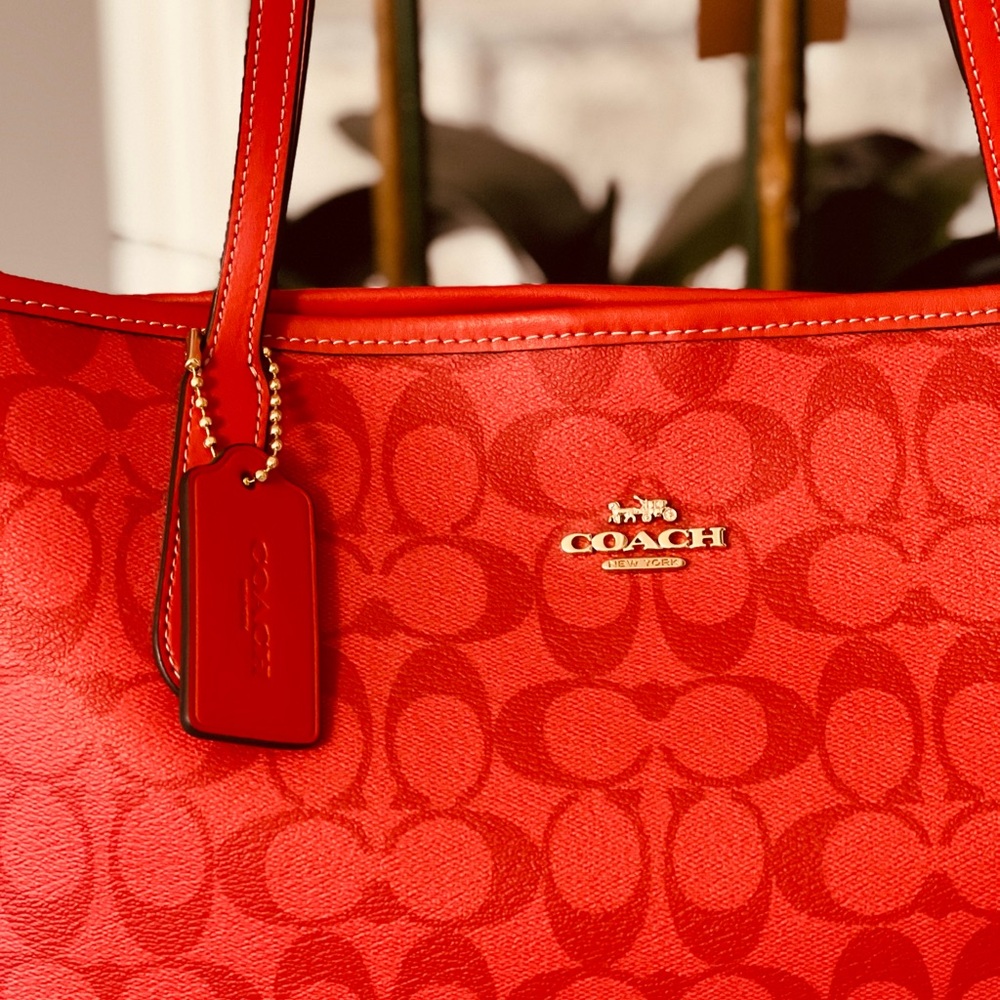 COACH CITY TOTE IN BLOCKED SIGNATURE CANVAS - Picture 6 of 8